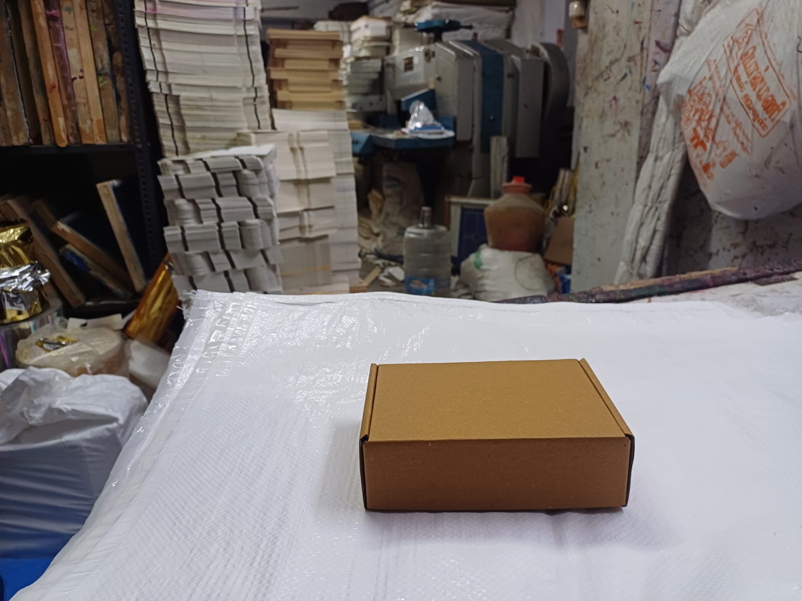 Plain kraft shipping box